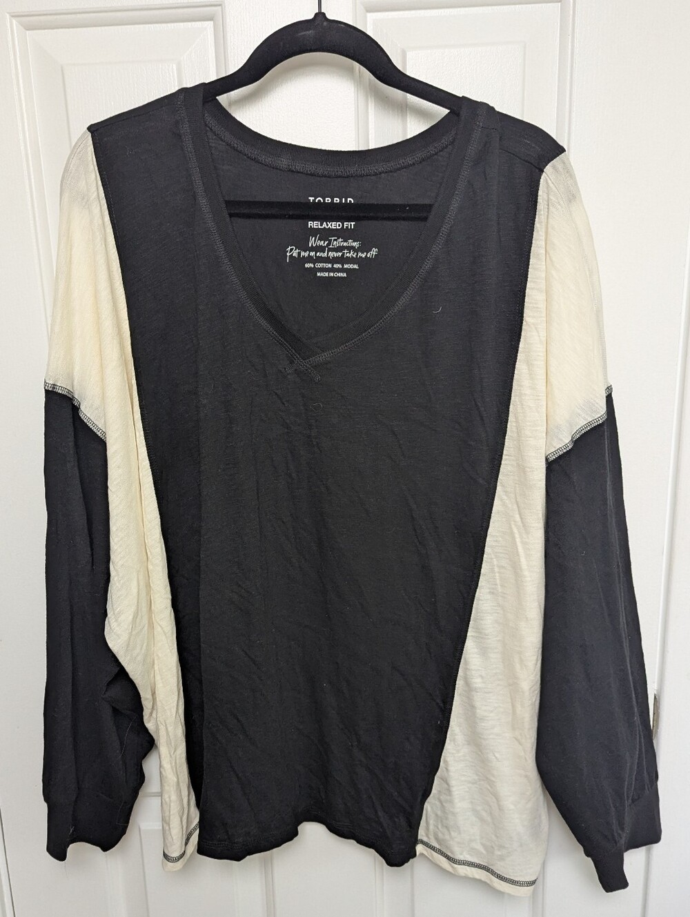 Torrid Black and Cream Relaxed V-Neck Colorblock Long Sleeve Top - Size 4 NWT
